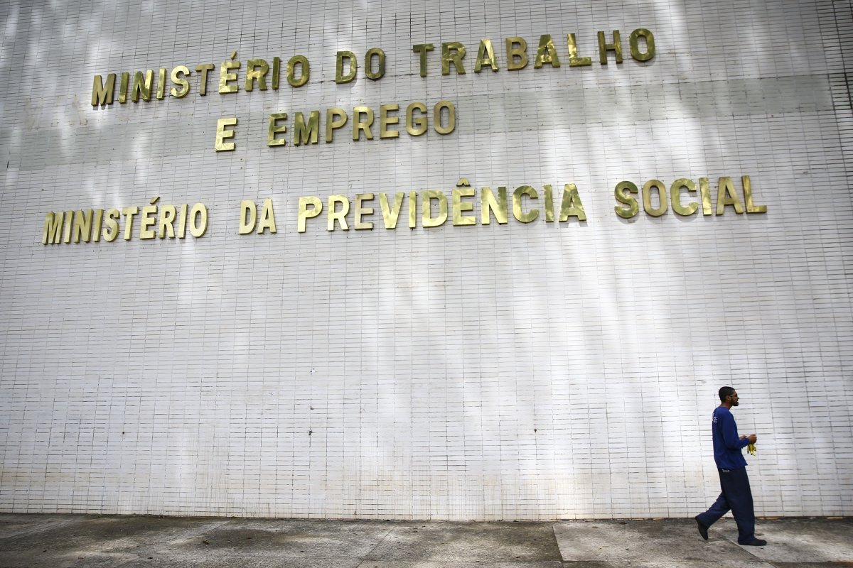 Governo notifica patrões sobre atraso do FGTS de empregadas domésticas 