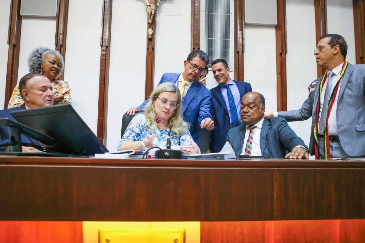 Alba aprova abono extraordinário de 20% para professores da rede estadual