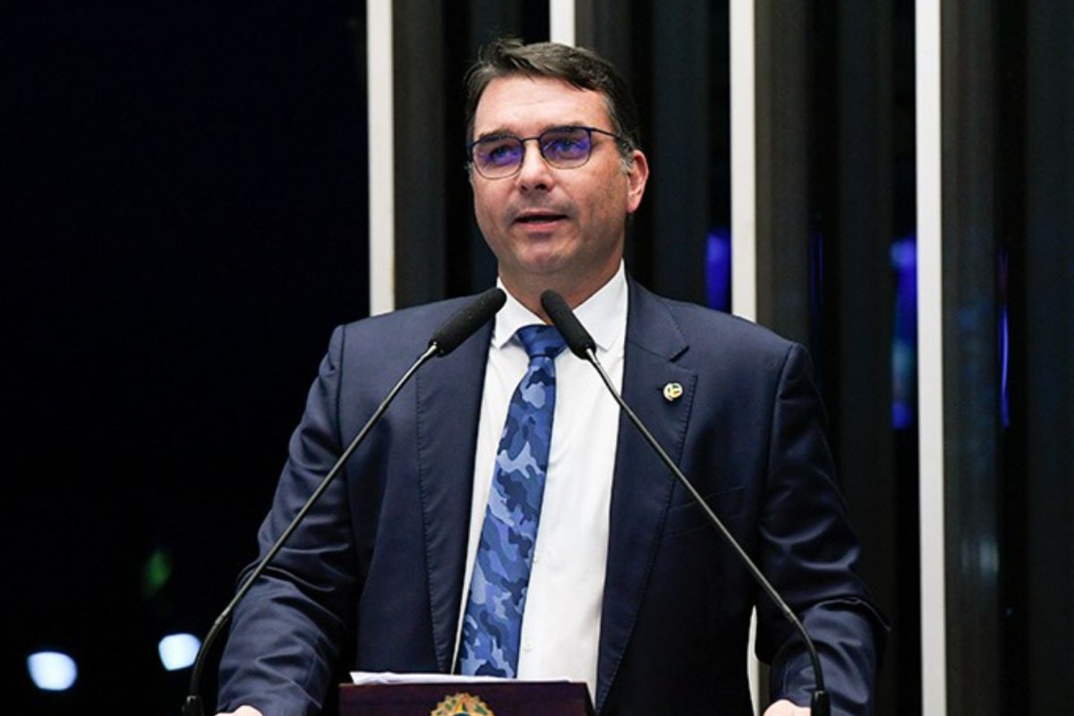 "Resultado da perseguição incessante", afirma Flávio sobre câncer de Jair Bolsonaro