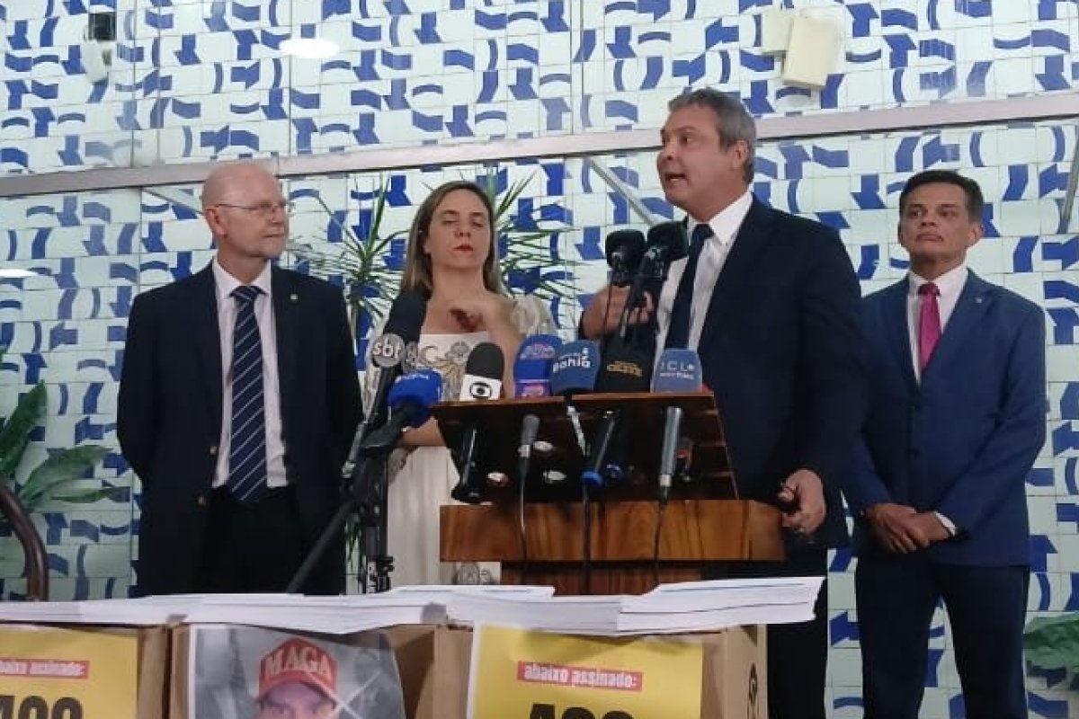 Vídeo: Deputados da base governista organizam abaixo-assinado para cassar Eduardo Bolsonaro