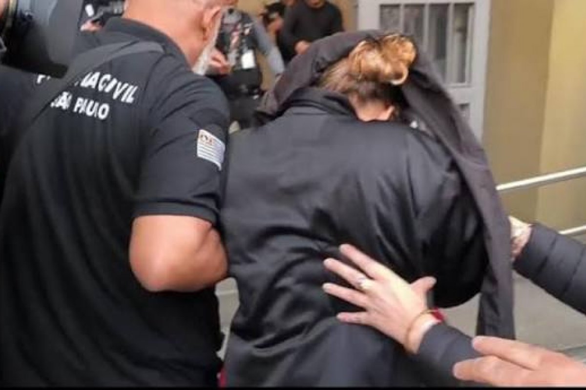 Polícia prende mulher suspeita de envolvimento na morte de ex-delegado-geral, diz TV