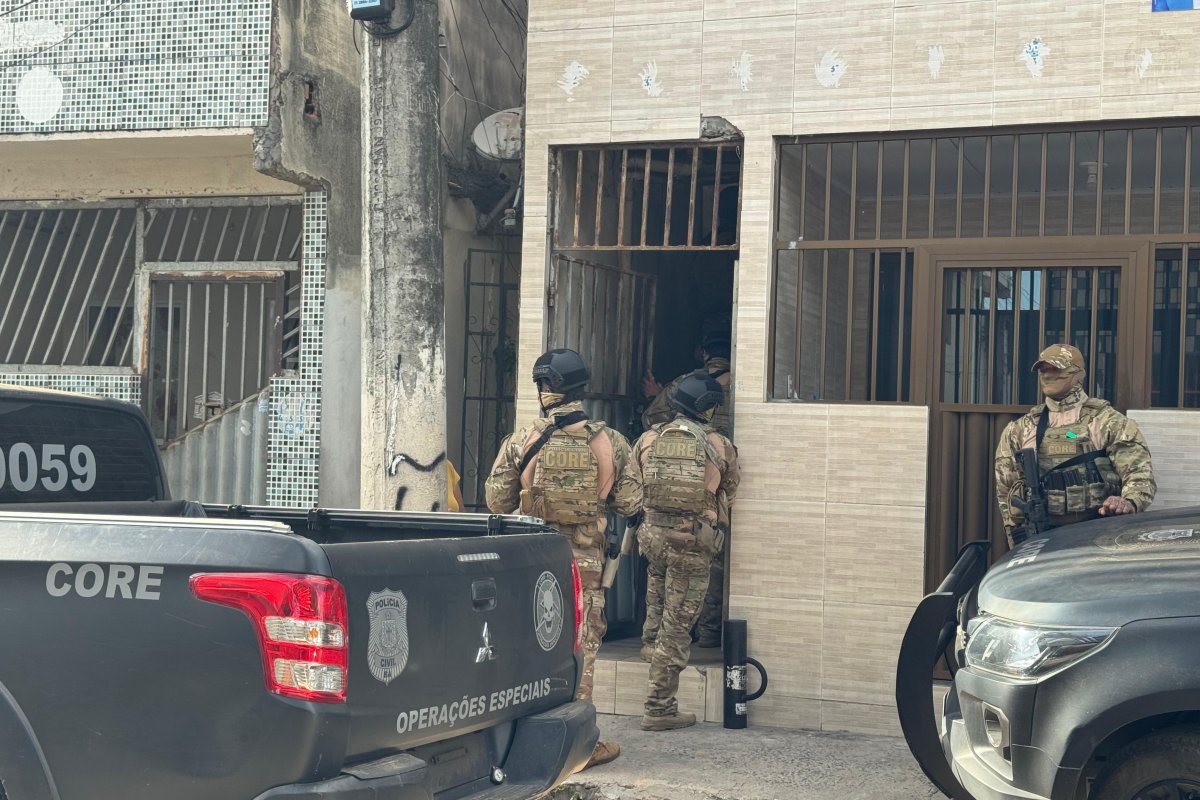 Operação Réprobos: Suspeito de gerenciar tráfico faz esposa e filha reféns durante prisão em Salvador