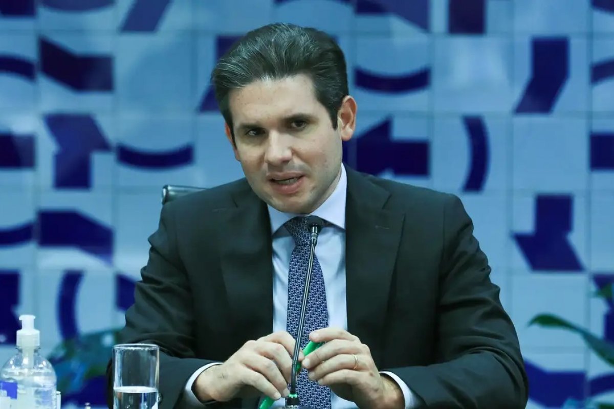 Hugo Motta promete destravar votação do Imposto de Renda após gesto a Lula