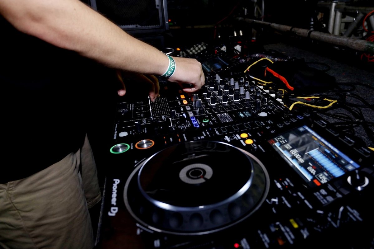 Vinte atrações se apresentam no carnaval colorido até terça-feira (25)