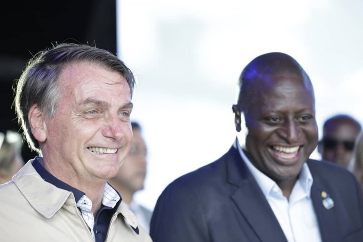 Bolsonaro associa cor de parlamentar negro a uma 'queimadinha'
