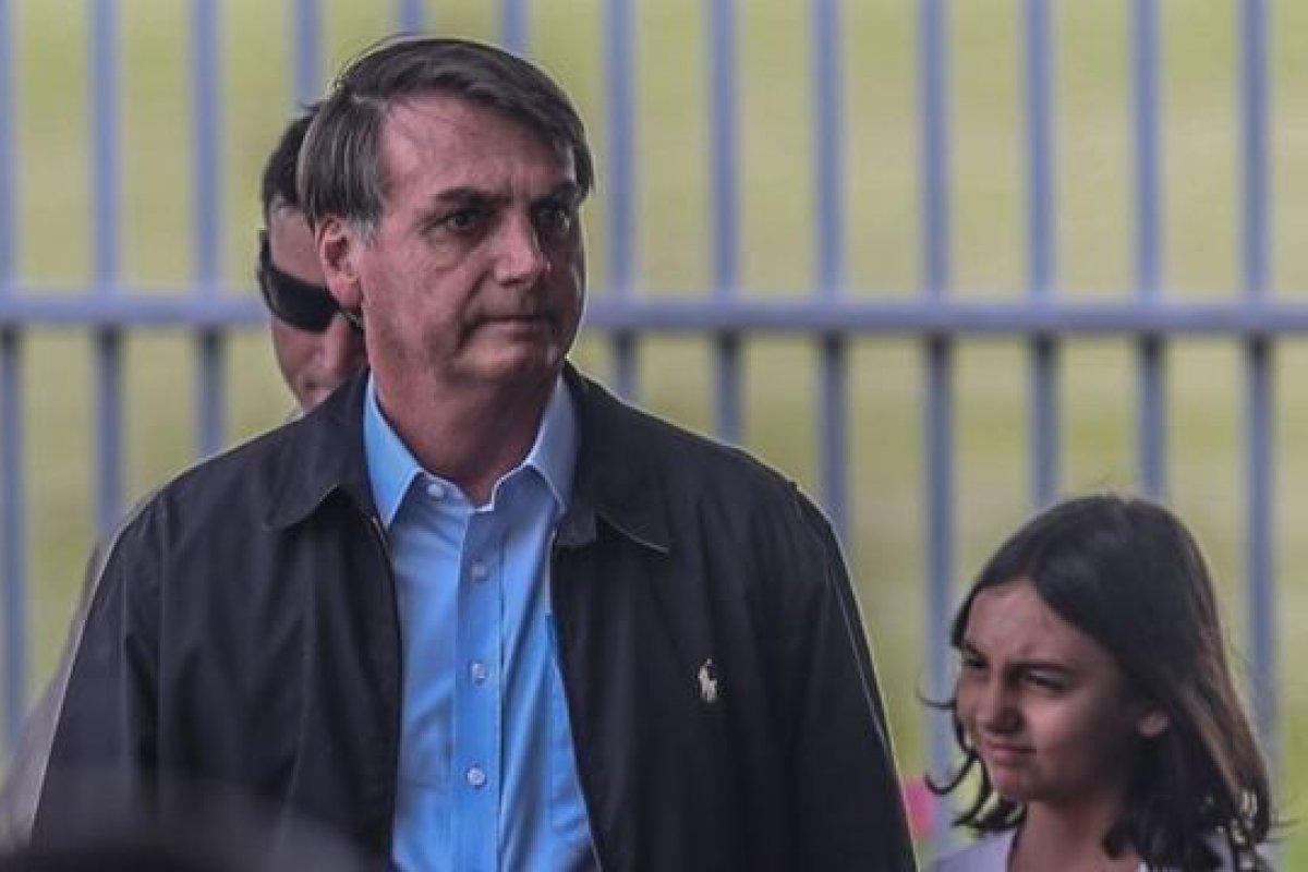 Bolsonaro desembarca em Guarujá para passar o recesso de Carnaval