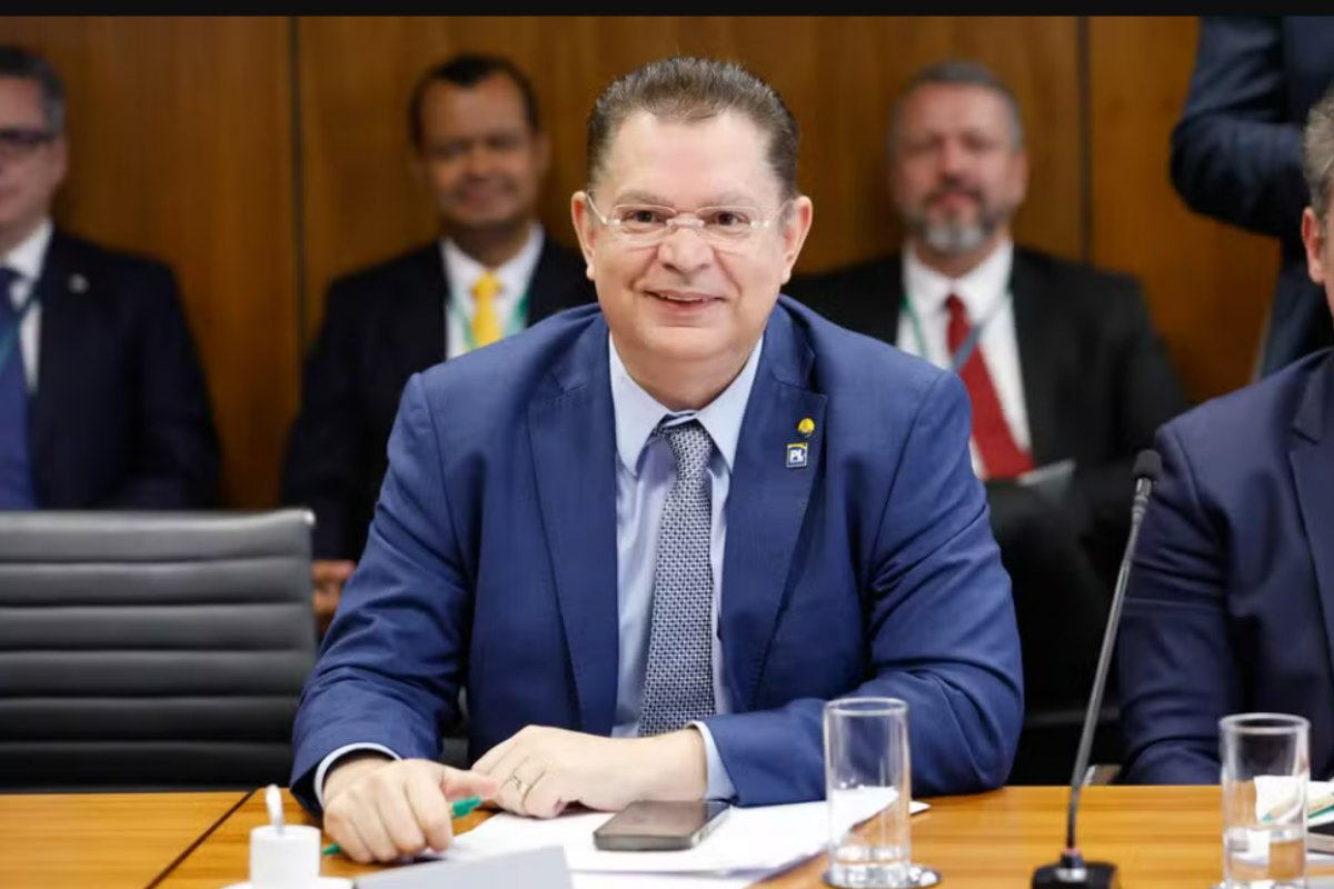 "Ou aprova a anistia ou Paulinho pede para sair”, diz  Sóstenes Cavalcante sobre PEC da anistia