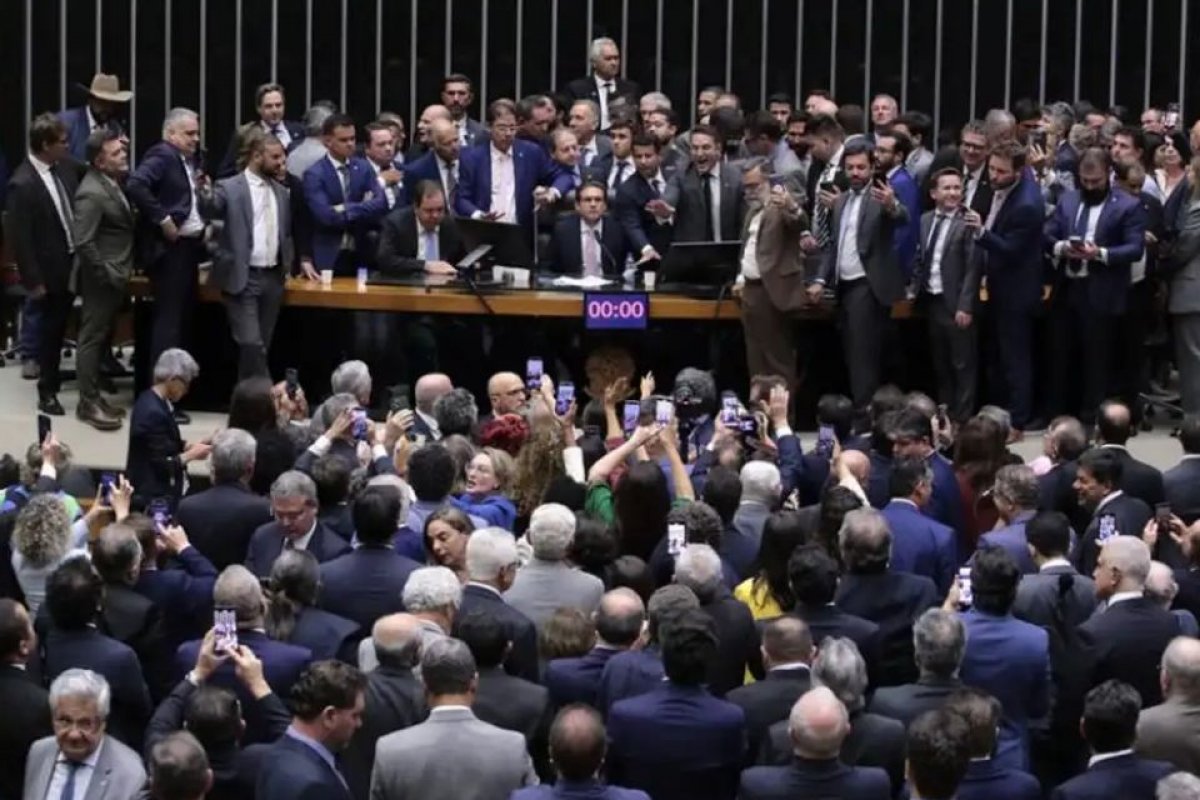 Corregedoria pede punição a 14 deputados por motim contra presidente da Câmara