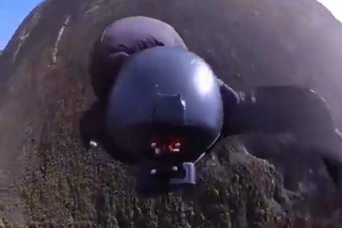 Vídeo: Bombeiro filma a própria queda de altura de 850 m durante salto de base jumping