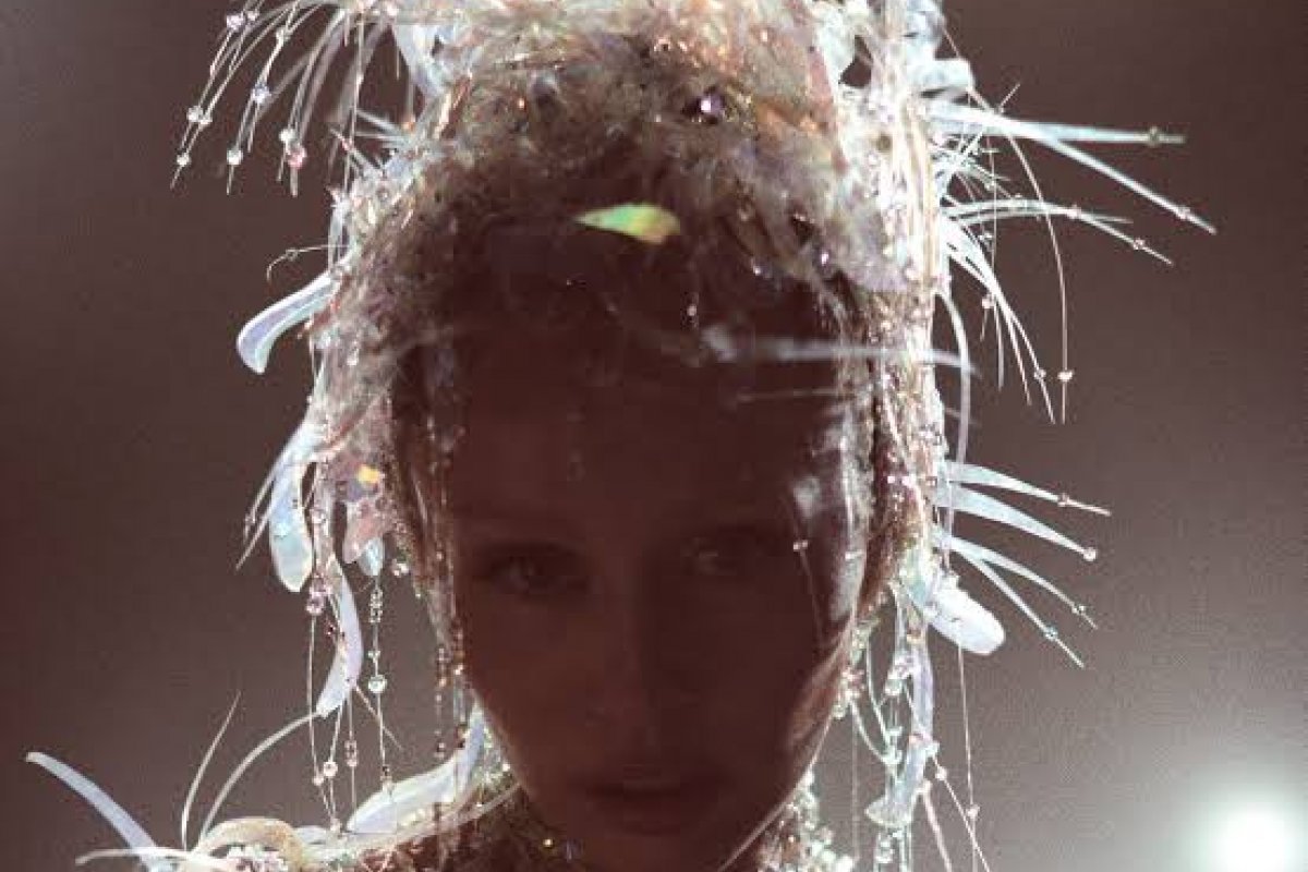 Miley Cyrus lança o novo single "Secrets" do álbum "Something Beautiful (Deluxe)"!