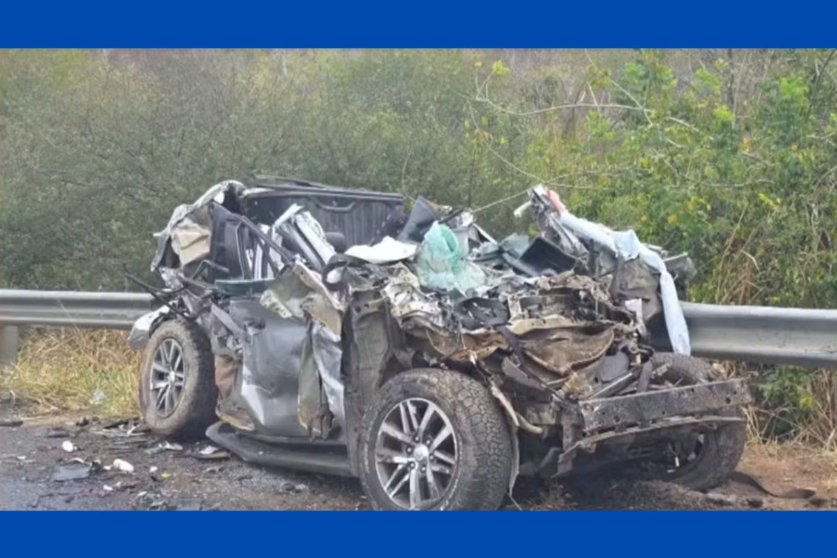 Motorista morre e três pessoas ficam feridas em engavetamento envolvendo quatro veículos na Bahia