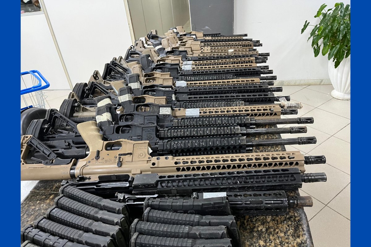 Caseiro é preso por guardar 20 fuzis e drogas em sítio na Bahia