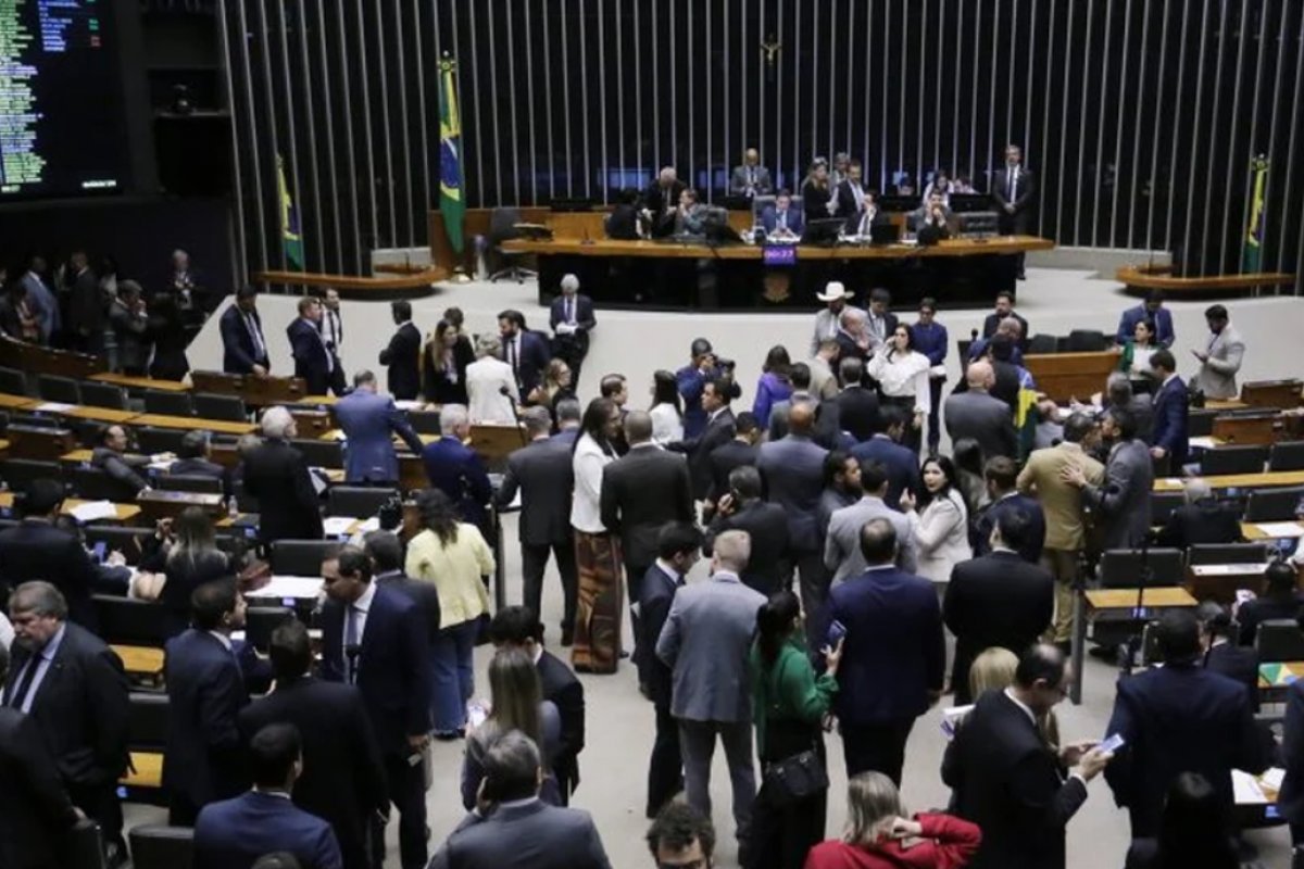 Pesquisa Quaest: 83% das menções à PEC da Blindagem nas redes sociais são críticas e têm como alvo a Câmara e Hugo Motta