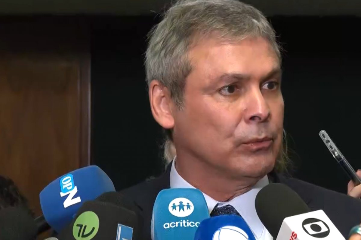 Líder do PT na Câmara diz que PL da Anistia foi feita 'sob medida' para Bolsonaro
