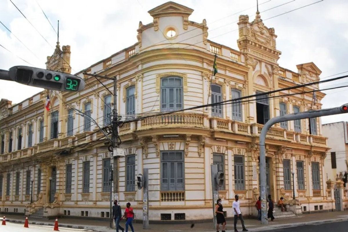Prefeitura de Feira de Santana expõe nomes de pessoas com HIV em lista ao suspender Passe Livre