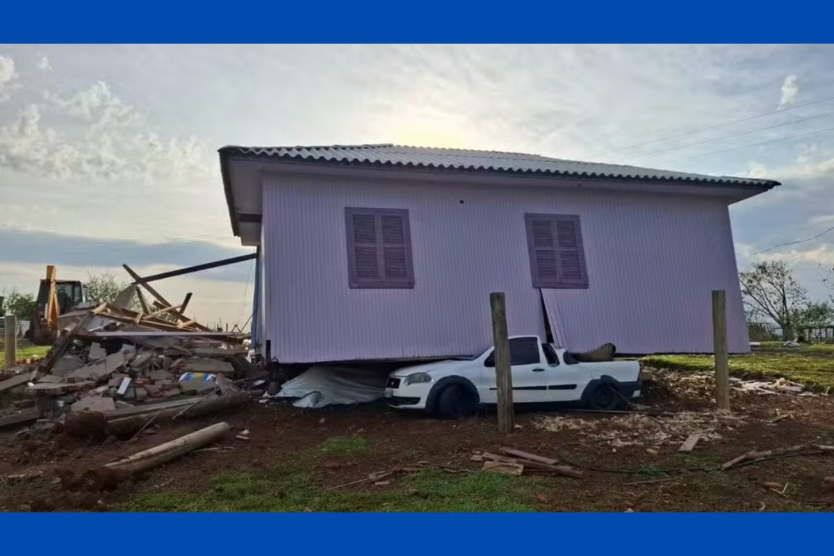 Casa é deslocada pelo vento e vai parar em cima de carro durante temporal em Santa Catarina