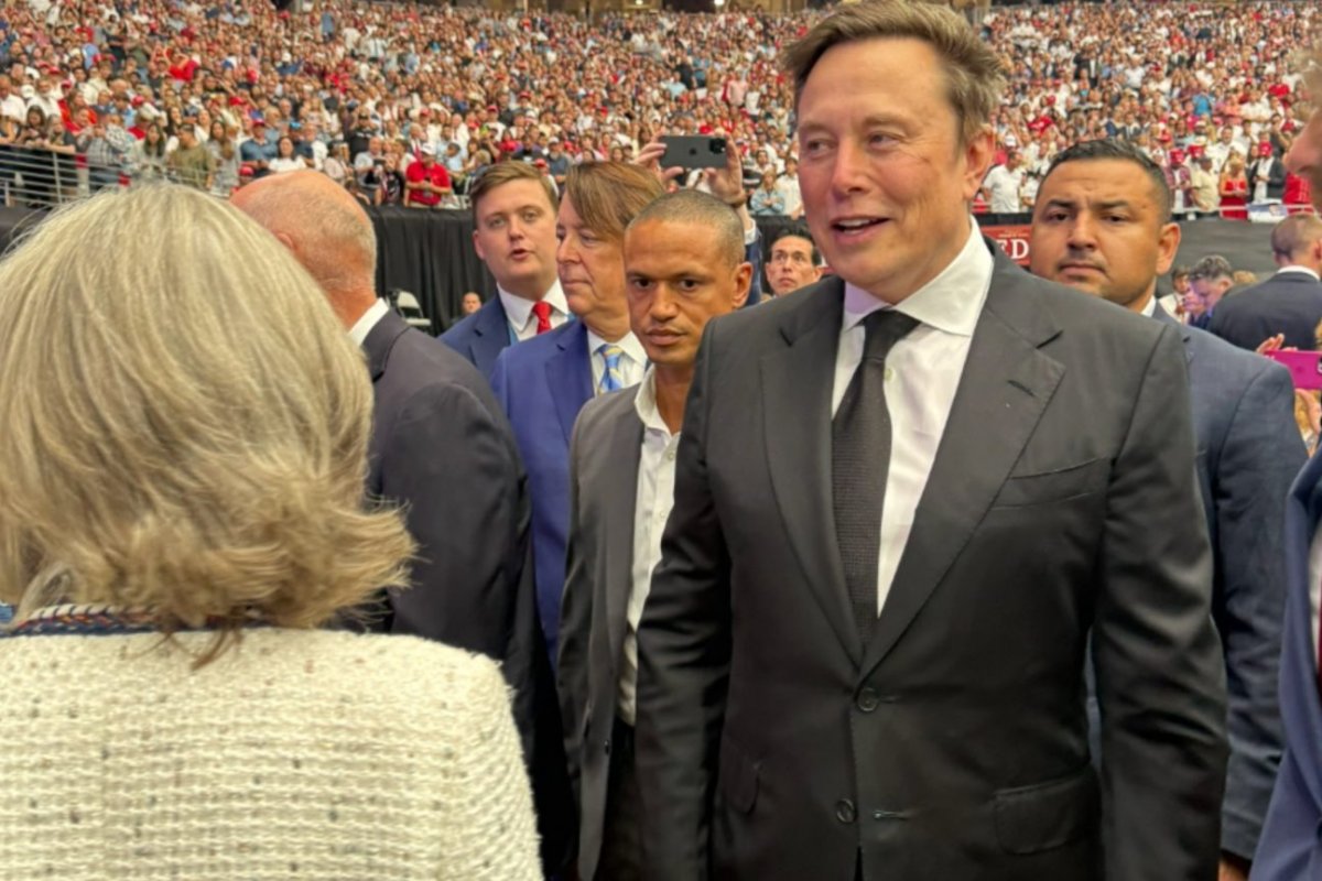 Funeral de Charlie Kirk reúne mais de 100 mil pessoas no Arizona com presença de Elon Musk