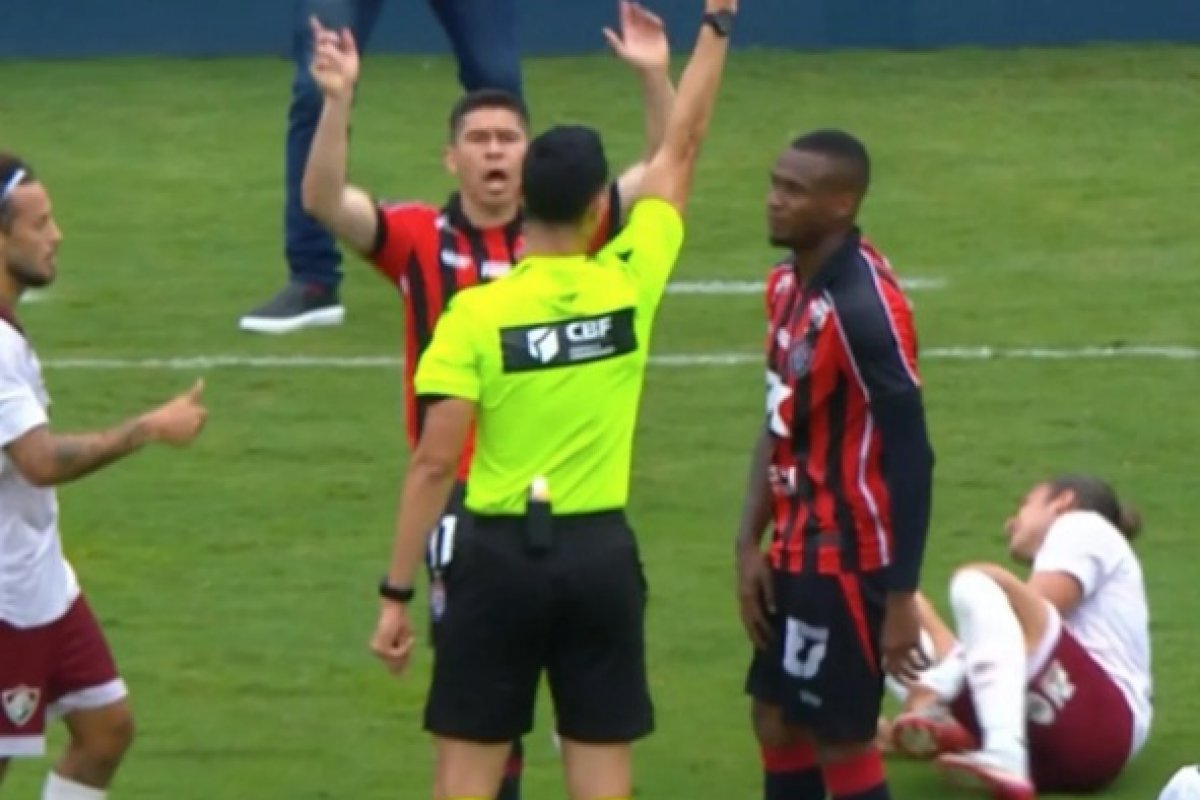 Com cartões de Dudu, Vitória se consolida como time mais "indisciplinado" do Brasileirão