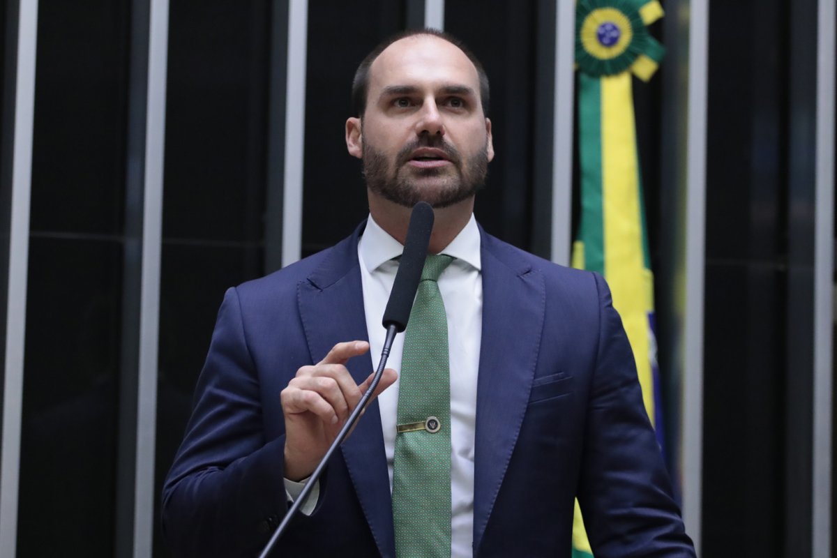 PGR denuncia Eduardo Bolsonaro por coação à Justiça no processo do golpe