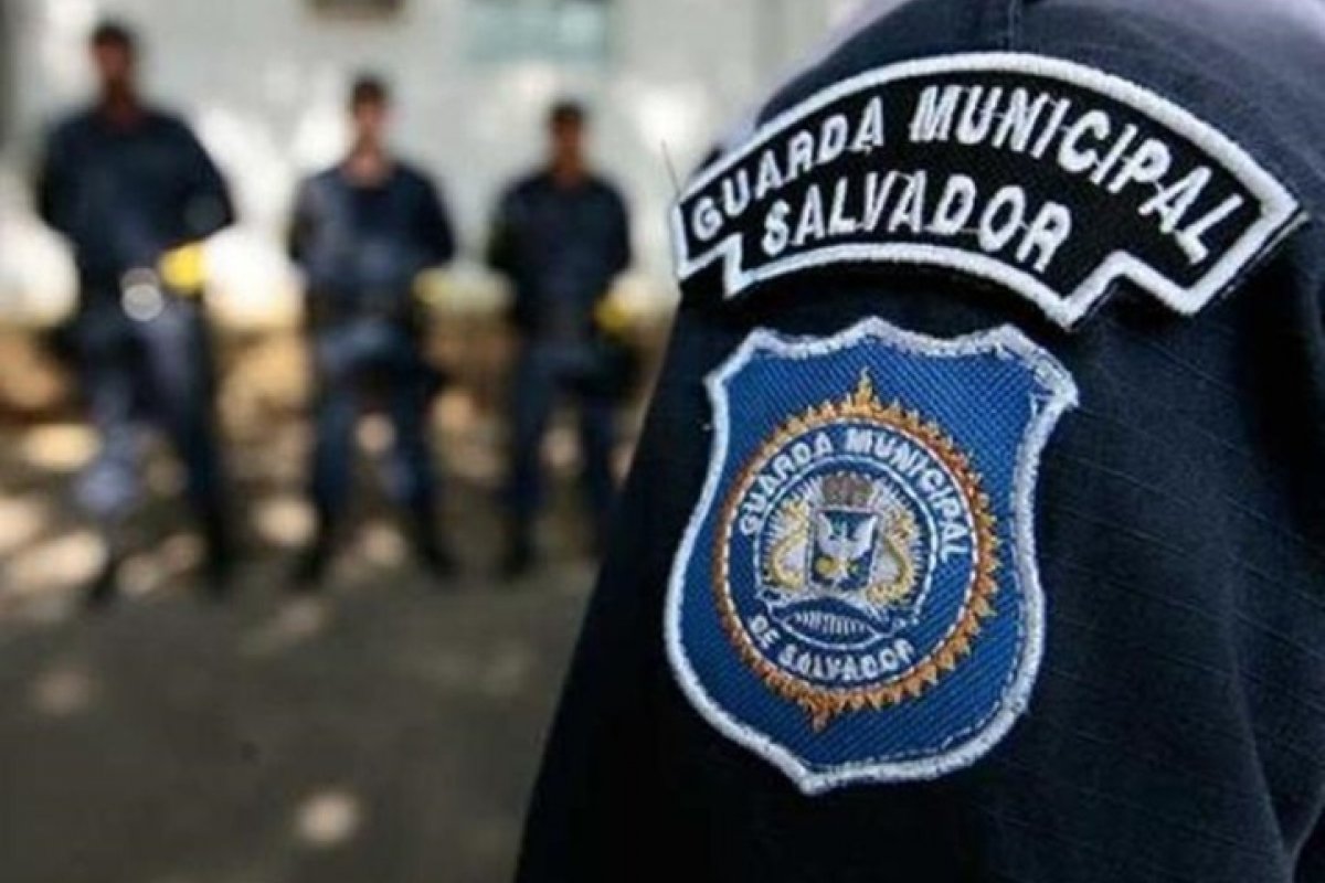 Guarda Municipal de Salvador oferece aulas gratuitas de futevôlei para crianças e adolescentes
