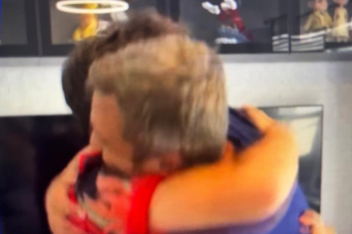 Trend entre pai e filho chama atenção na web; brincadeira ironiza a fuga do garoto de um emprego de carteira assinada