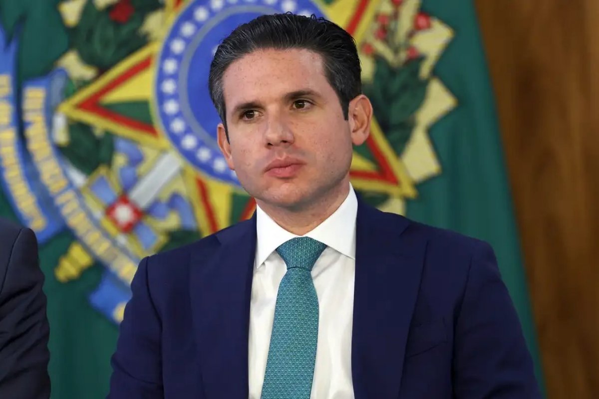 Hugo Motta rejeita indicação de Eduardo Bolsonaro para líder da minoria na Câmara