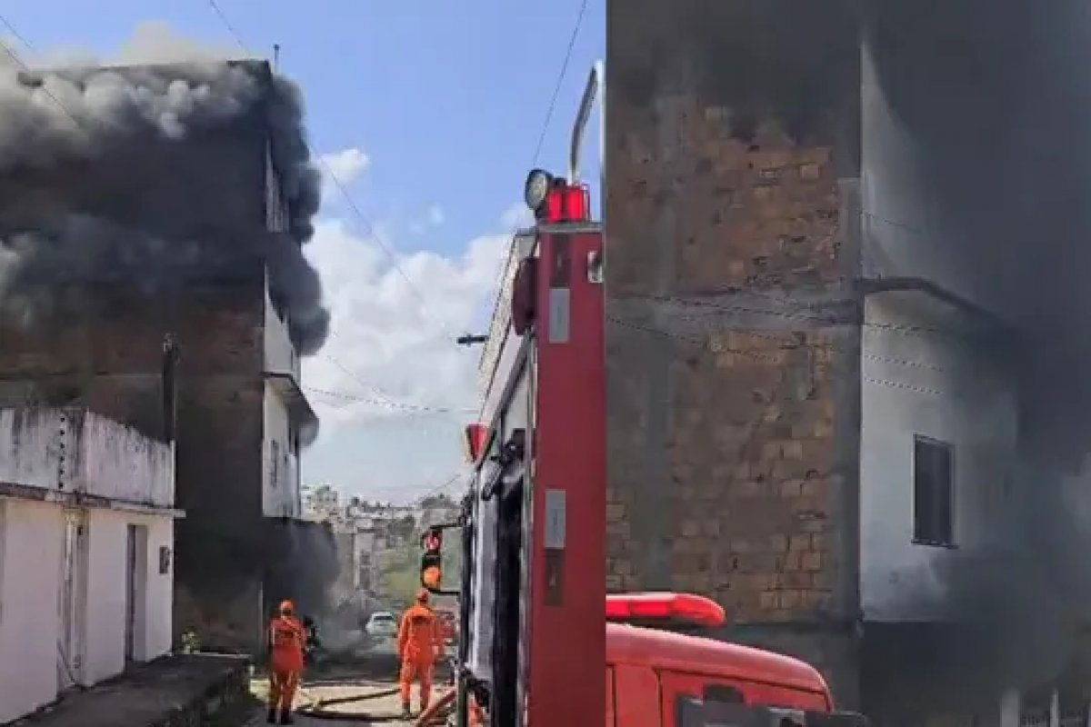 Incêndio atinge prédio que desaba em Santo Antônio de Jesus