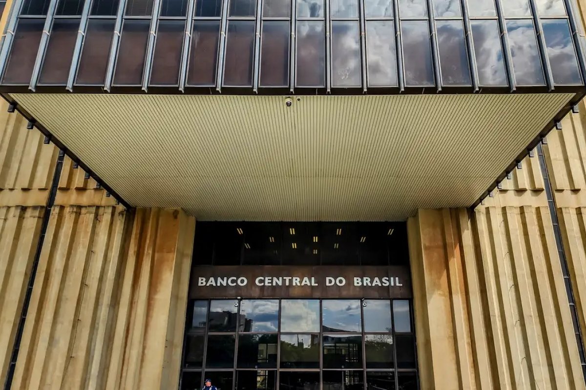 Copom começa nova fase com Selic parada em 15% ao ano, mostra ata