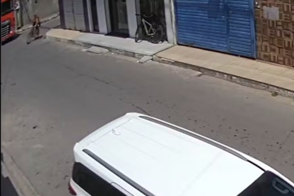 Vídeo: mulher morre após ser atropelada por carreta em Feira de Santana 