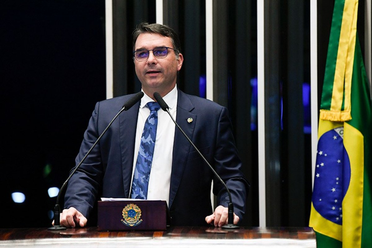Emendas de Flávio Bolsonaro e aliada têm indícios de desvio em compra de chuteiras para ONG, diz portal
