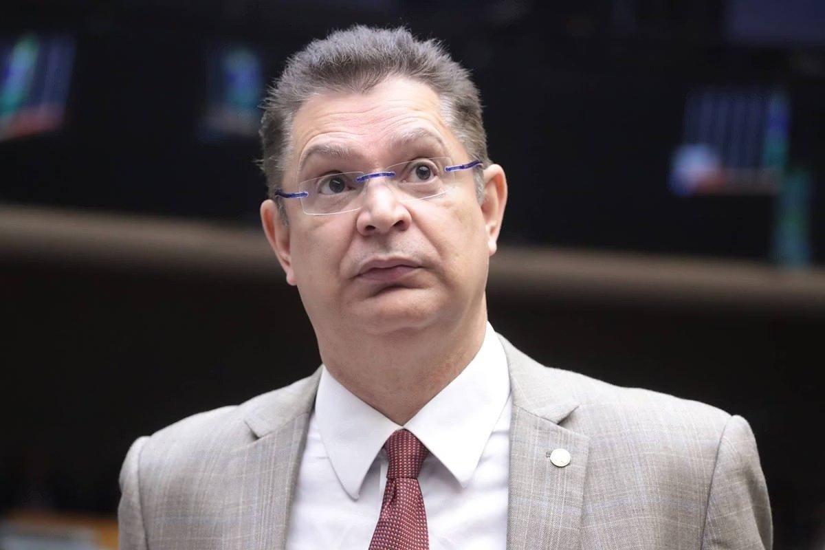 Líder do PL usa charge adulterada de Caetano Veloso e é ameaçado de processo