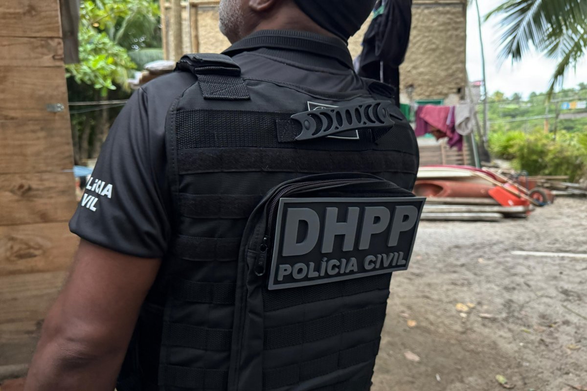 Homem é preso suspeito de envolvimento em homicídio na RM de Salvador