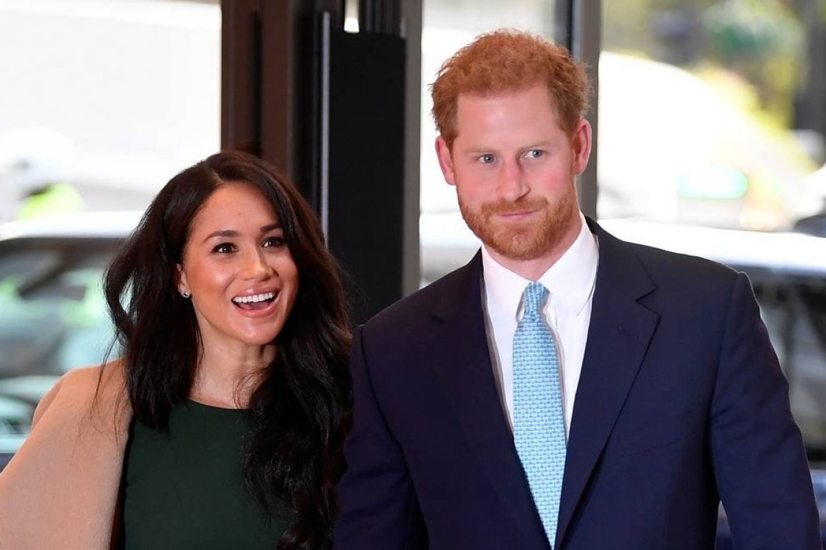 Príncipe Harry e Meghan Markle declaram que "a rainha não é dona da palavra 'Real'"