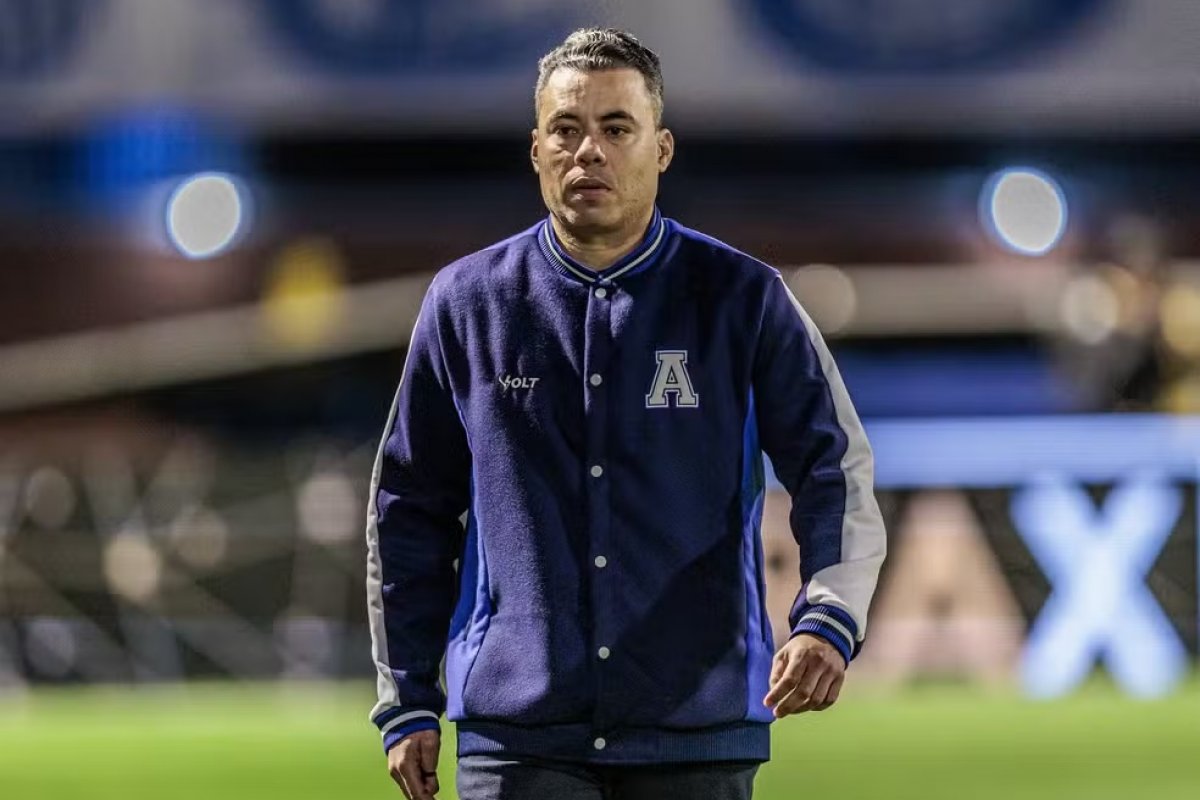 Vitória se aproxima de acerto com técnico Jair Ventura