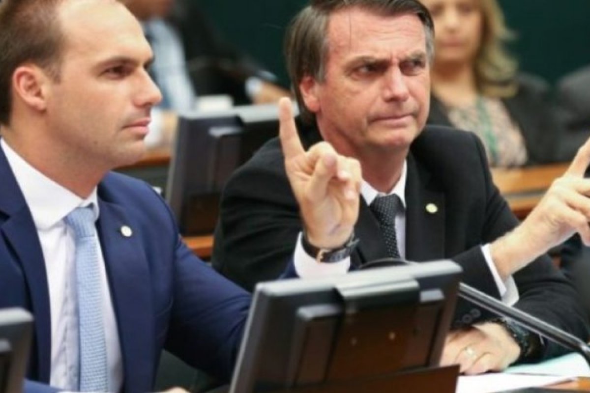 Advogados entram com ação contra Bolsonaro após condecoração ao filho Eduardo