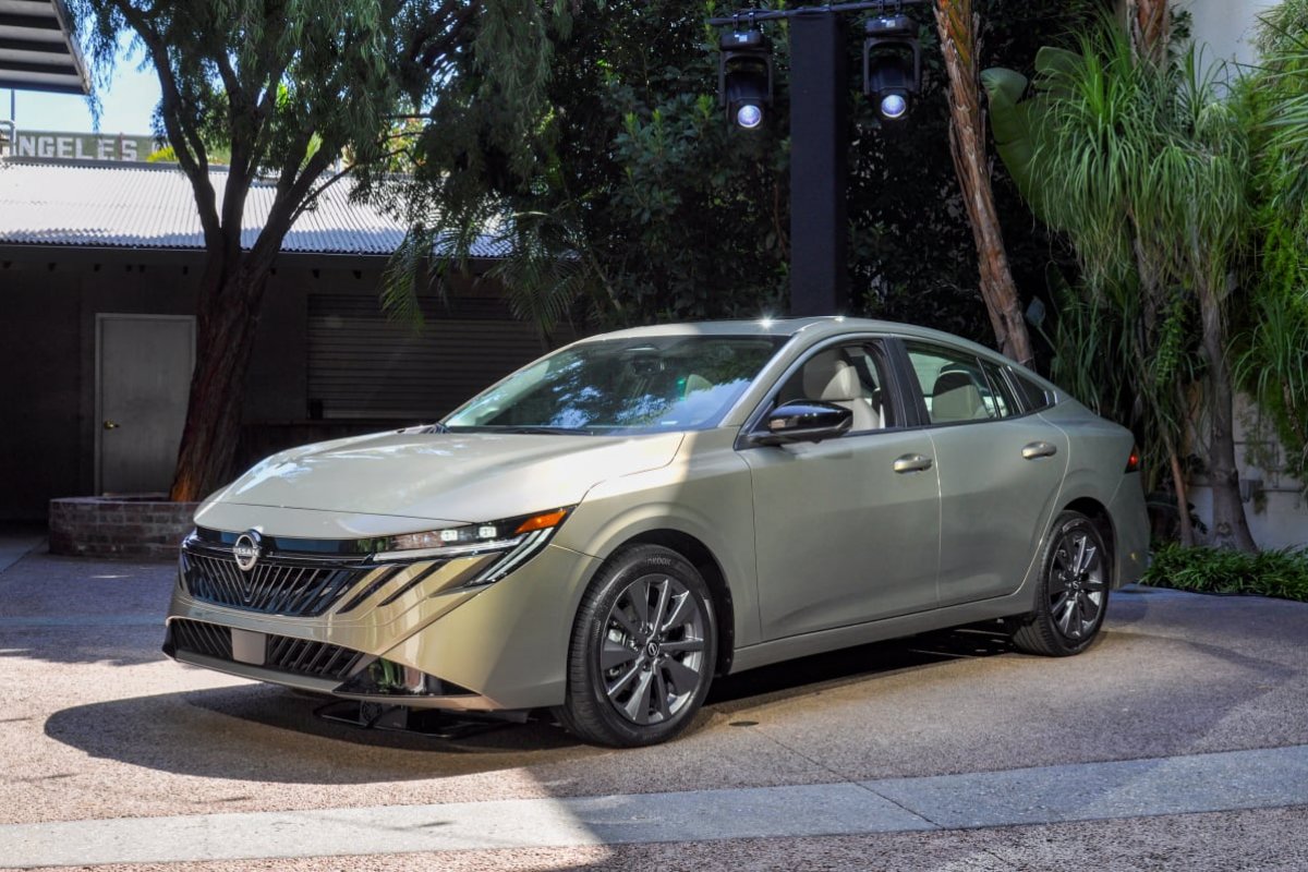 Nissan Sentra chega a uma nova geração com desenho radical 