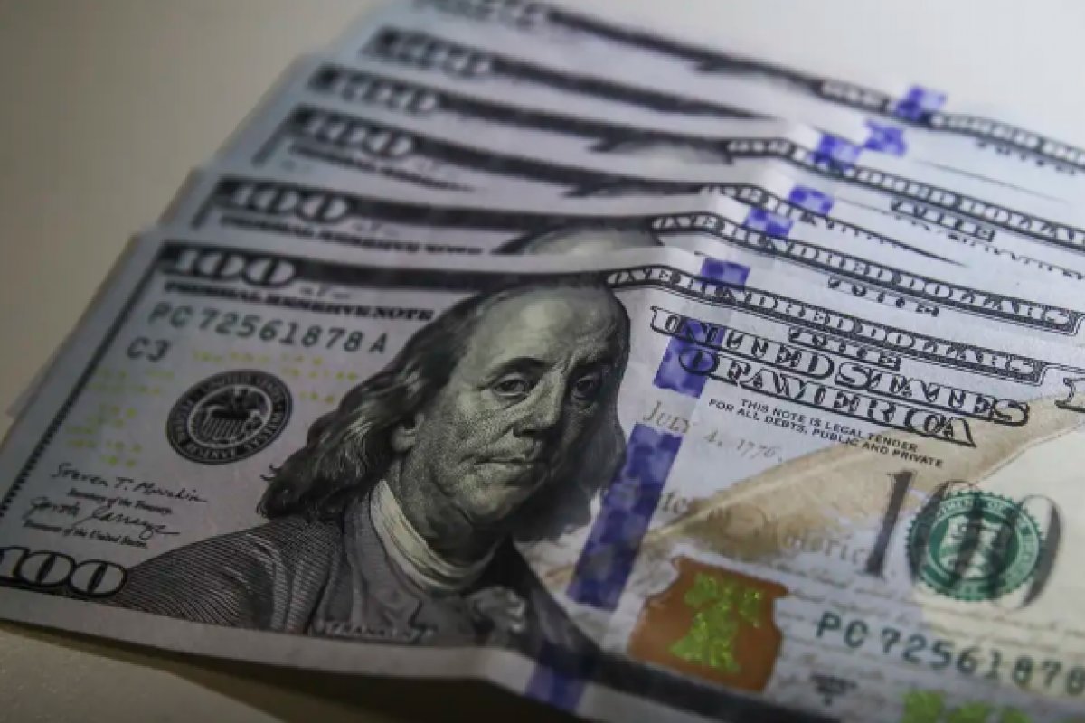 Dólar abre em alta após forte queda na véspera, acompanhando o exterior