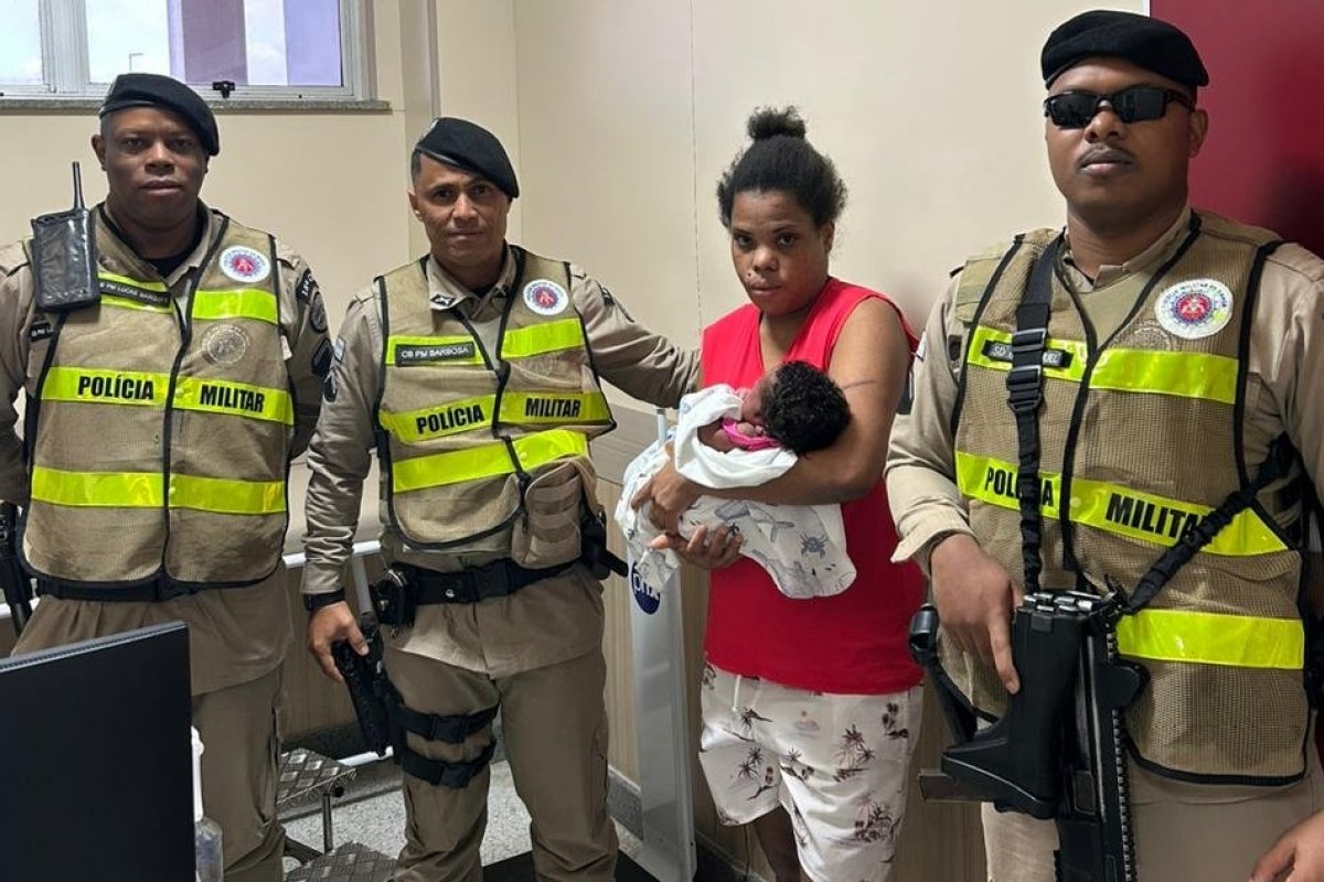 Vídeo: PM salva bebê recém-nascido de engasgo com manobra de Heimlich