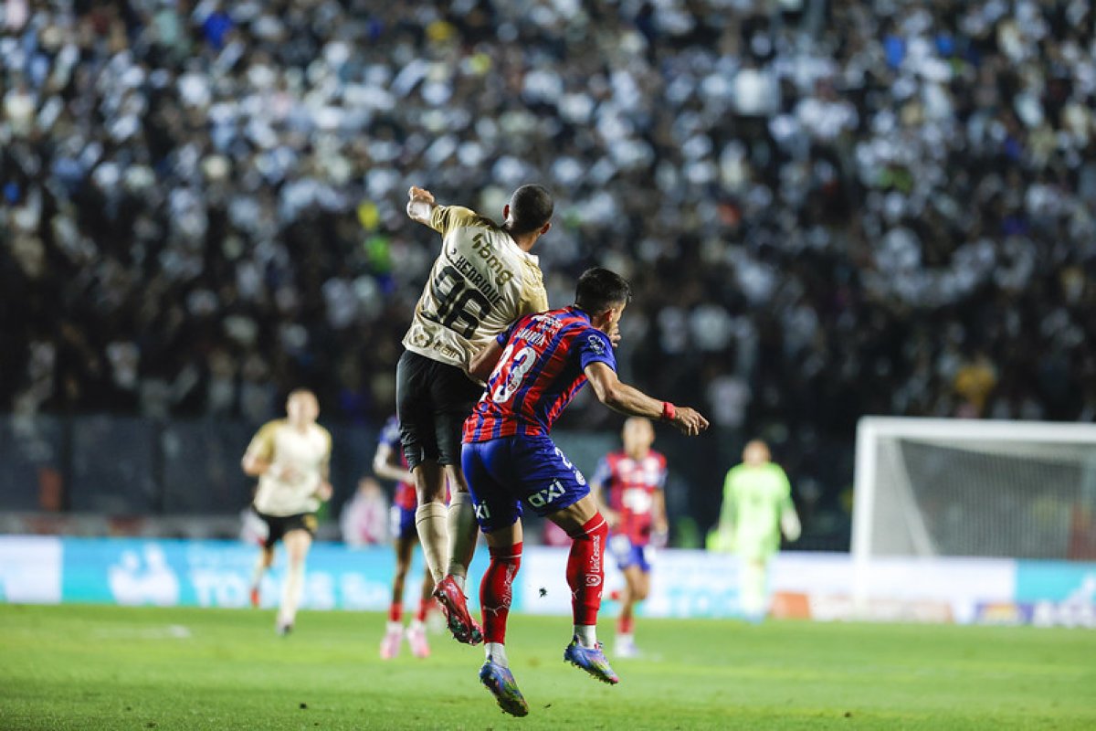 Com um a menos, Bahia perde para o Vasco e segue distante do G-4