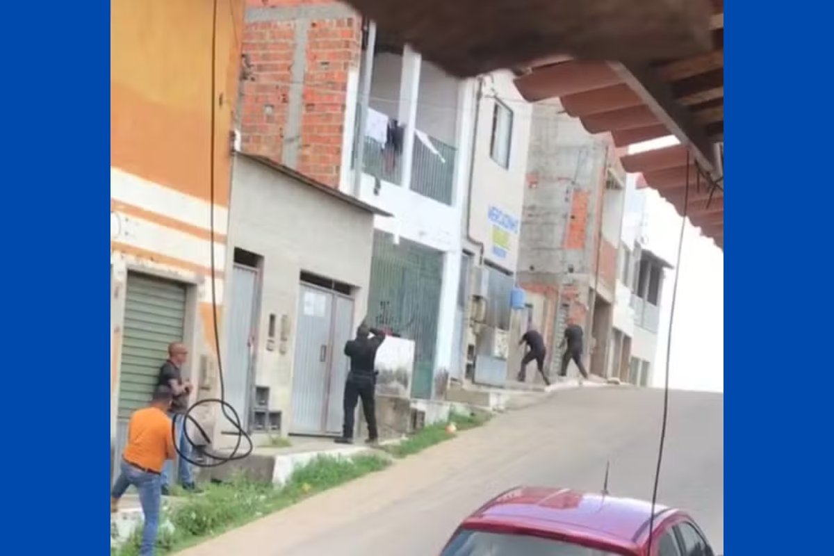 Vídeo: youtuber é preso após trocar tiros com policiais e fazer companheira e filho de reféns em Feira de Santana