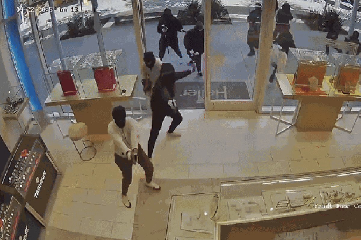 Vídeo: grupo de assaltantes mascados invade joalheria nos EUA; prejuízo foi de mais de R$ 5 milhões