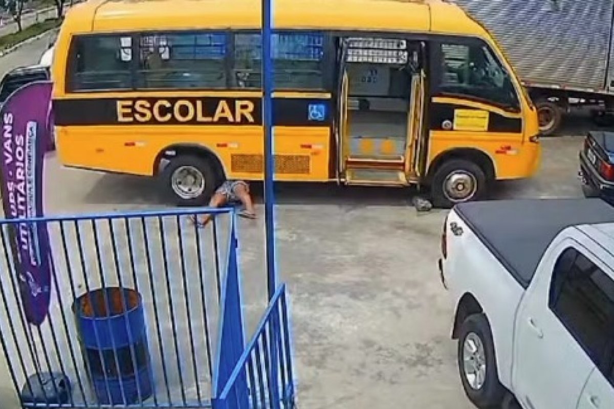 Vídeo: Câmera flagra momento em que mecânico quase é atropelado enquanto consertava ônibus na Paraíba
