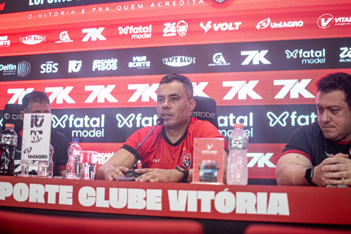 Apresentado como novo treinador do Vitória, Jair Ventura nega rótulo de "Salvador da Pátria" por rebaixamento