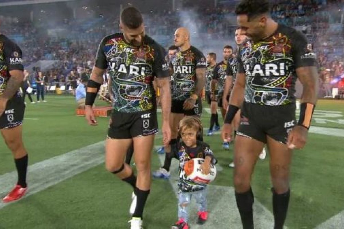 Menino com nanismo que comoveu o mundo entra em campo com time de rugby