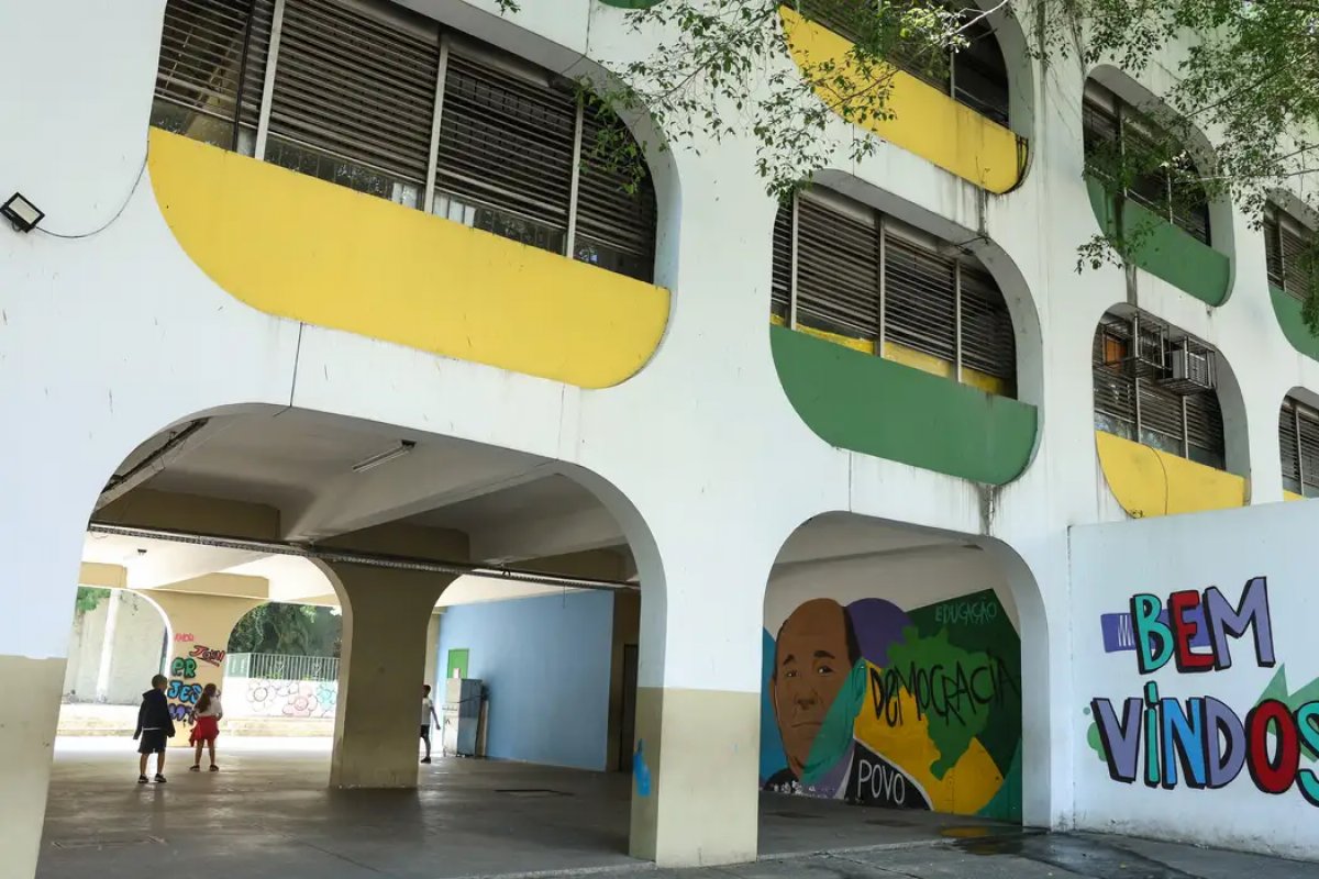 Menos da metade das escolas públicas da Bahia têm ligação à rede de esgoto, aponta anuário