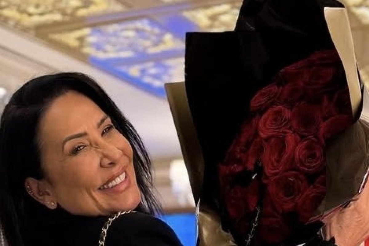 Scheila Carvalho celebra seu aniversário de 52 anos com buquê de rosas vermelhas!