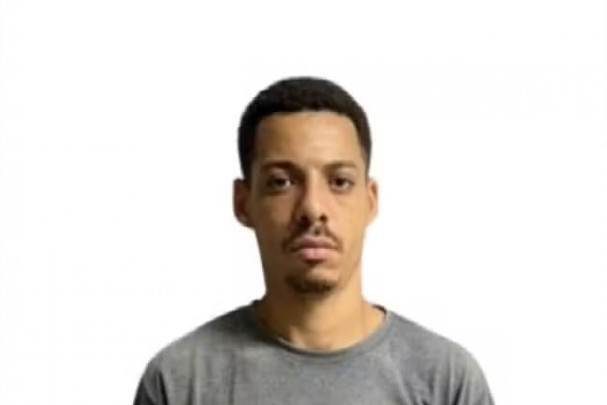 Suspeito de gerenciar tráfico de drogas é preso com submetralhadora da PM de São Paulo