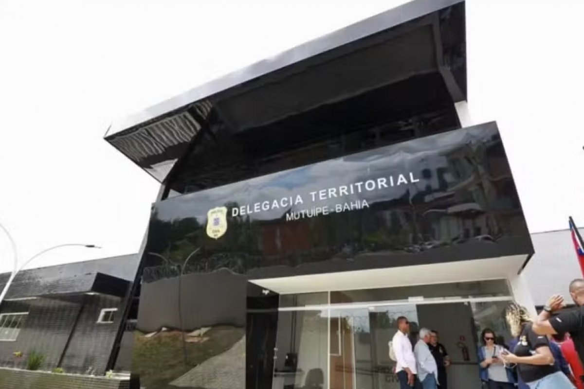 Homem é preso após socar rosto de ex-companheira em restaurante na Bahia