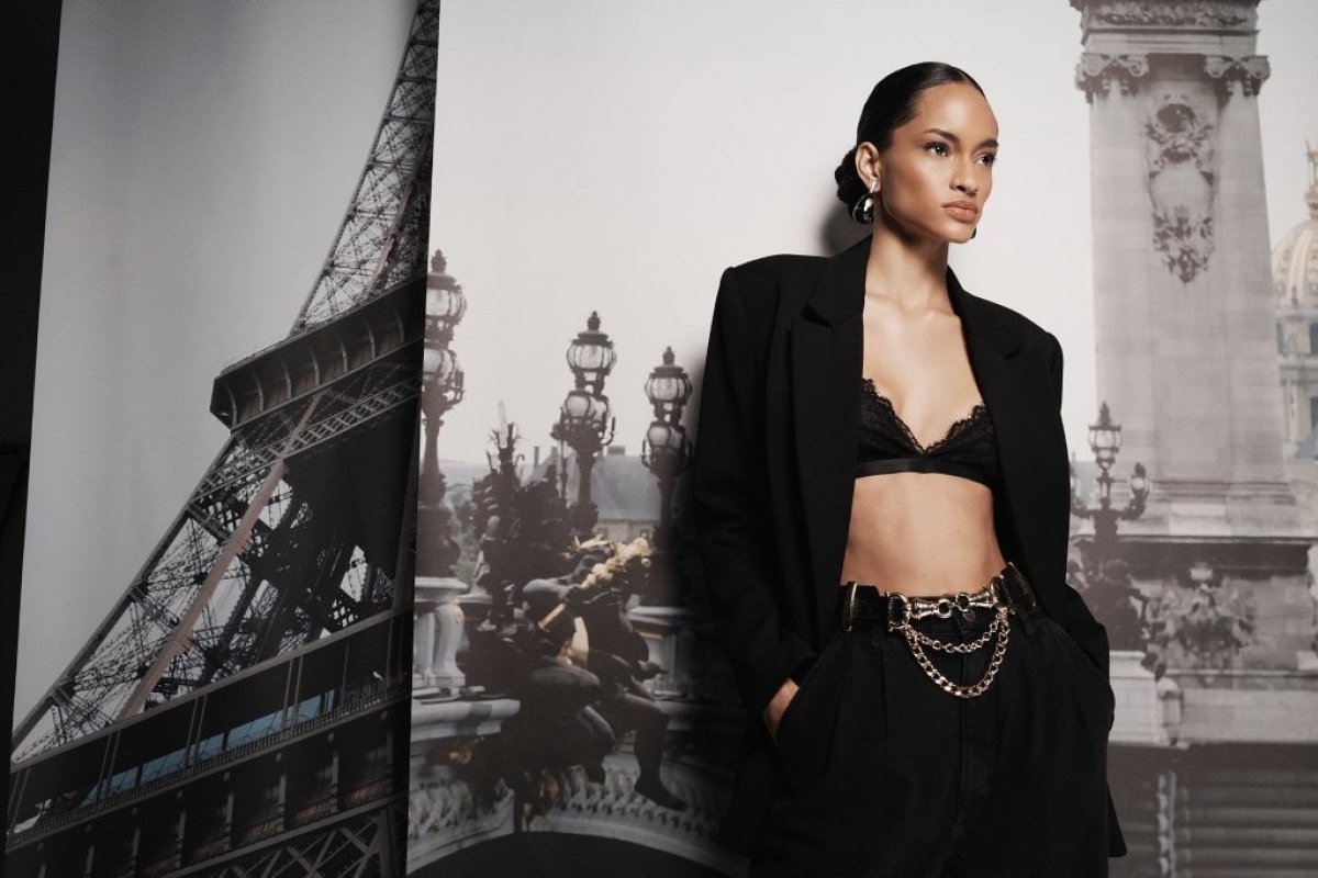 Carol Bassi nos leva a Paris com seu novo drop da coleção Destinos!