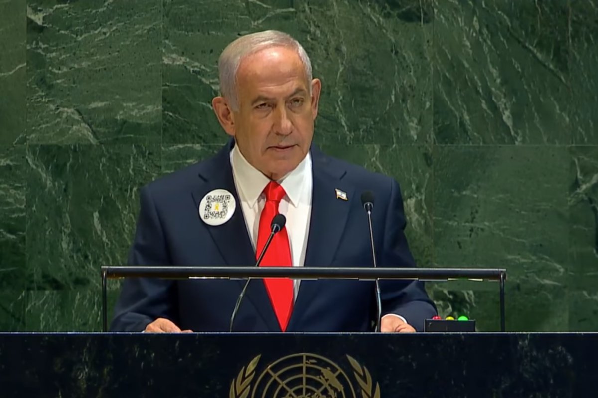 Netanyahu exibe QR code para site com imagens do 7 de Outubro na ONU